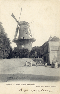 3712 Gezicht op de molen De Meiboom op het Paardenveld te Utrecht.